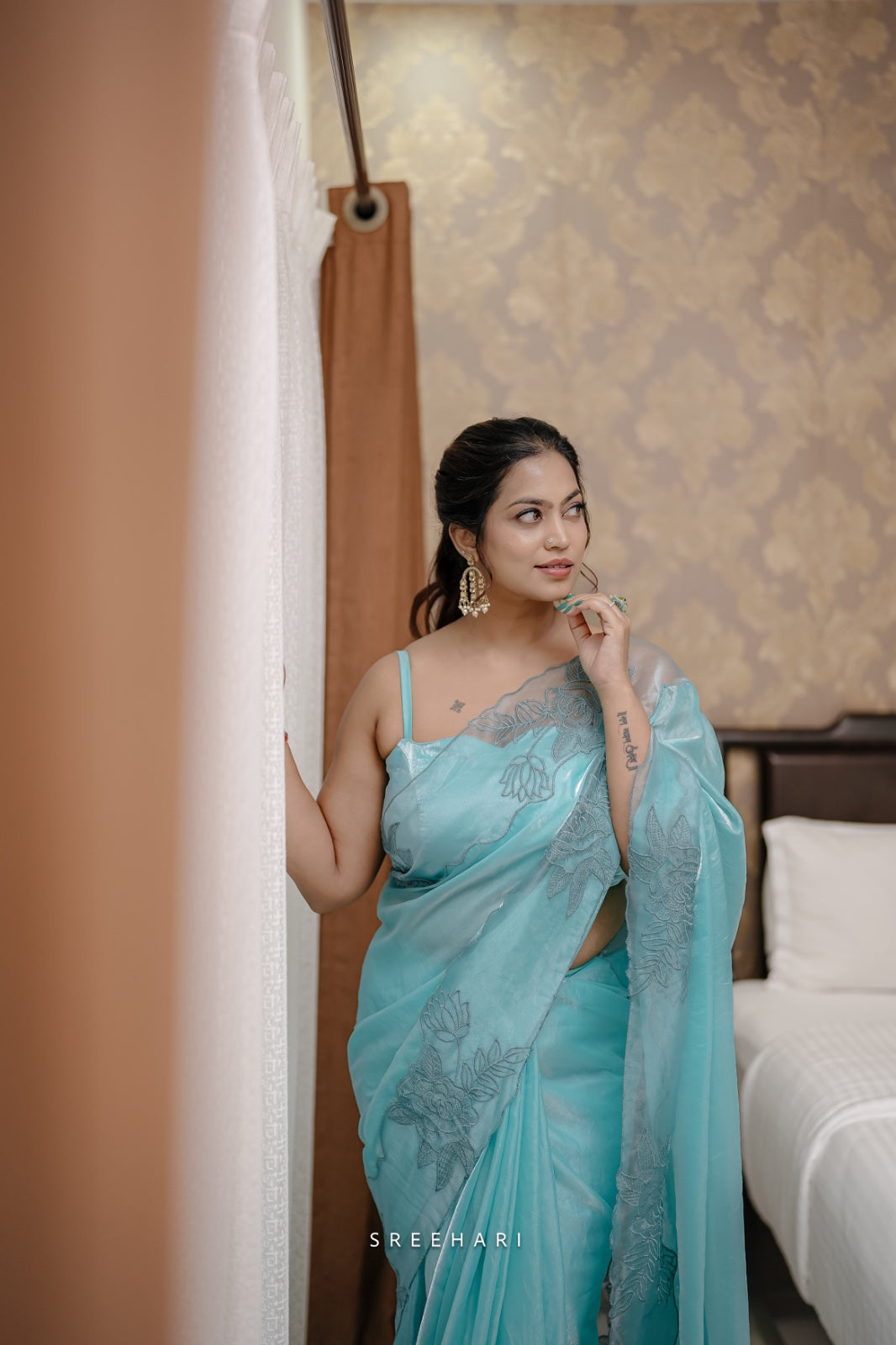 ✨ Aloura – Premium Glass Tissue Saree
