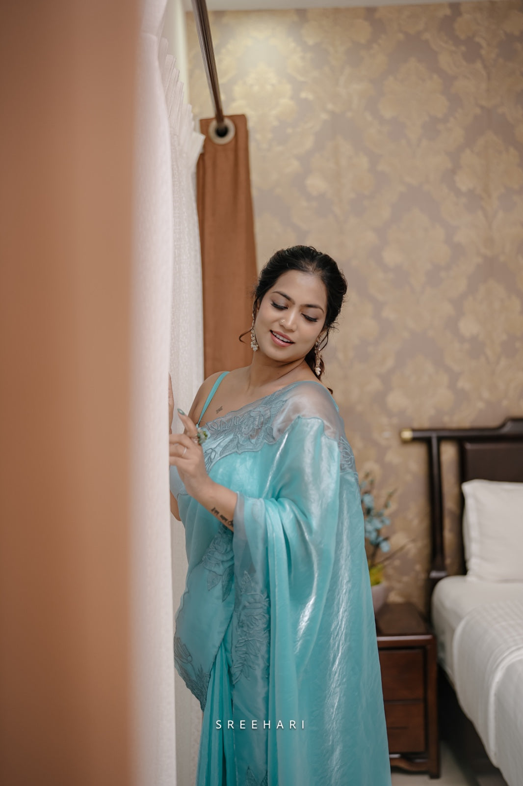 ✨ Aloura – Premium Glass Tissue Saree
