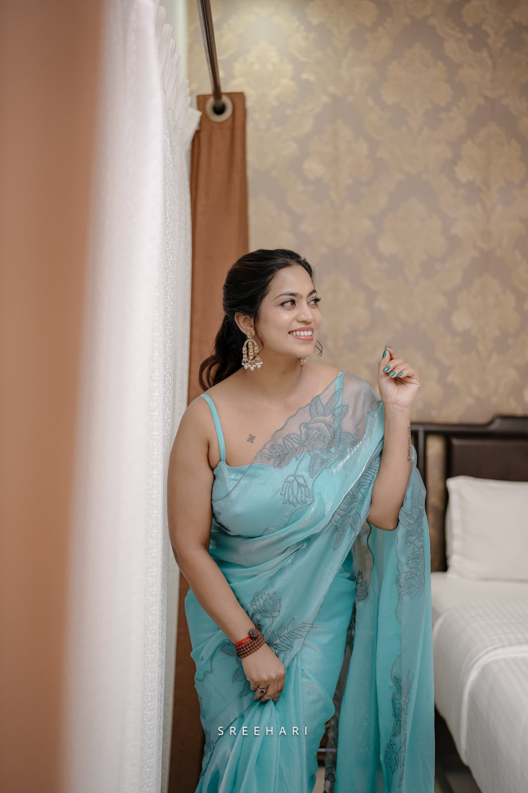 ✨ Aloura – Premium Glass Tissue Saree