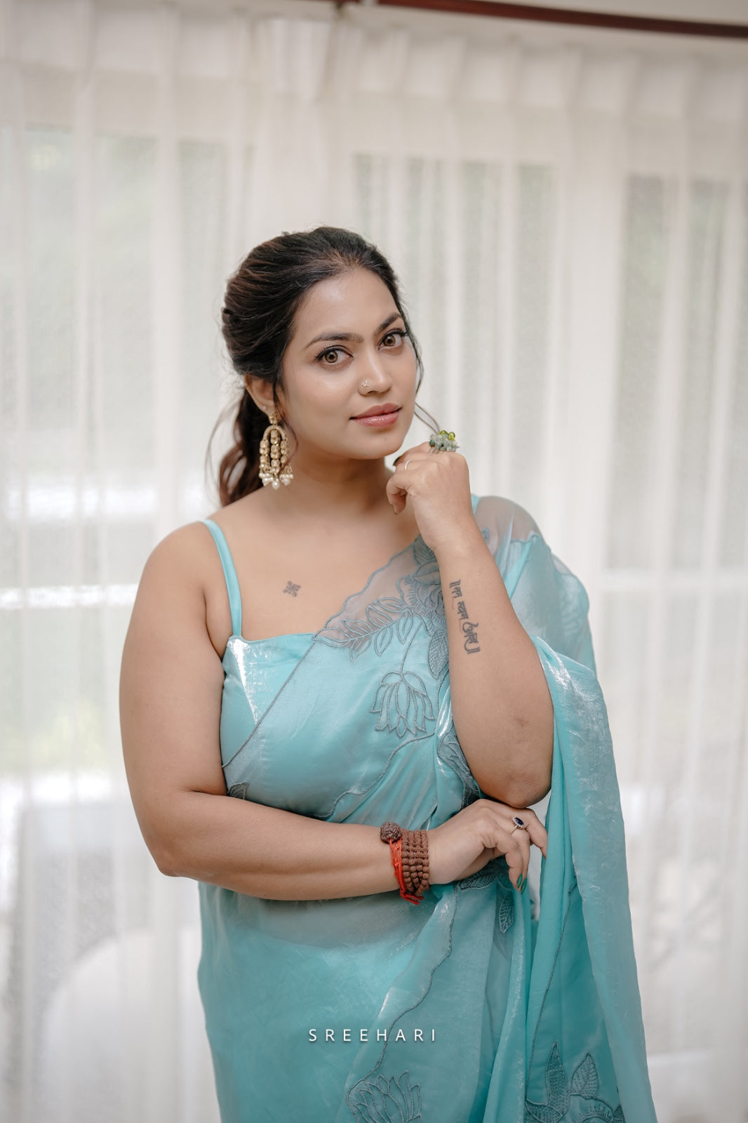 ✨ Aloura – Premium Glass Tissue Saree